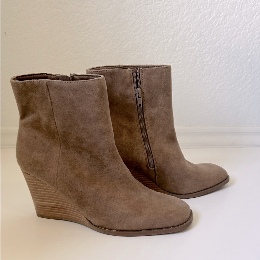 Dolce Vita Women's Suede Tan Wedge Ankle Boots. Size 8.5. NWOB